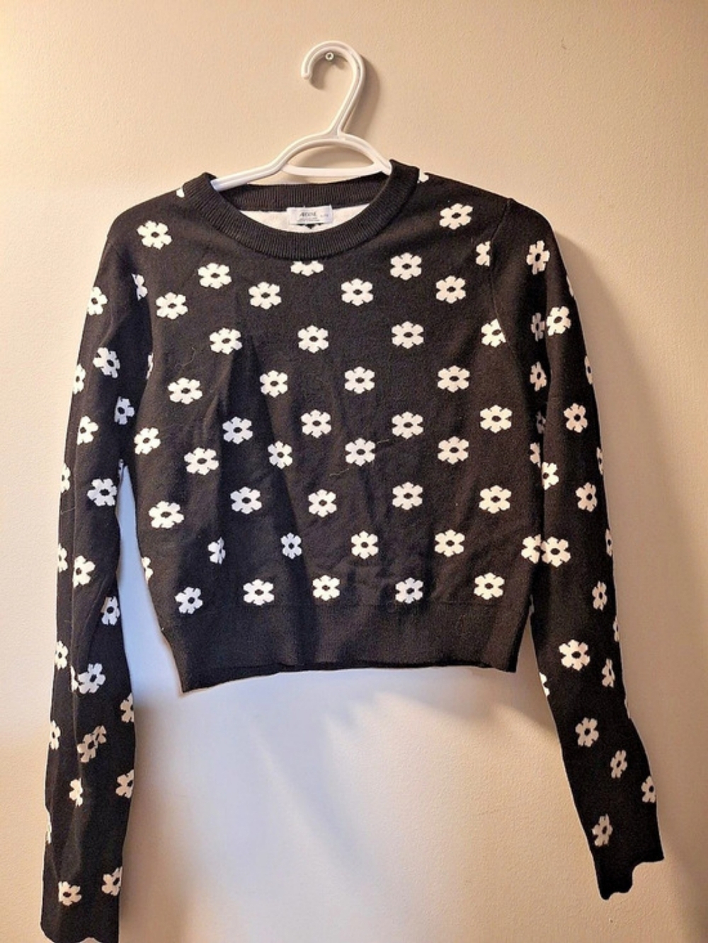 Ardene Floral Crew Neck Sweater in Black & White